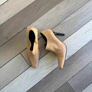 Charles David Vintage Tan leather ankle boots with pointed toe and high heel